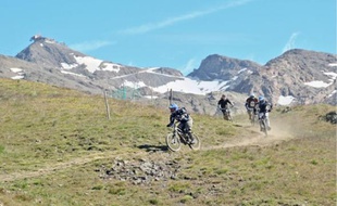 Le domaine VTT offre des paysages très variés, entre neige, pierre et alpages
