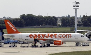 Une grève illimitée des hôtesses et stewards d'Easyjet, déclenchée mercredi, a perturbé le trafic aux aéroports d'Orly, Roissy et Lyon avec des annulations de vols et des retards, a-t-on appris de sources concordantes.