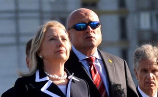 La secrétaire d'Etat américaine Hillary Clinton a annoncé jeudi que les Etats-Unis exempteraient la Chine des sanctions économiques visant les achats de pétrole iranien, quelques heures avant l'application prévue de restrictions contre les banques chinoises.
