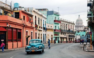 Vue d'une rue colorée typique de Cuba