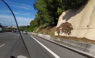 Implanté juste avant la sortie Vence Cagnes-sur-Mer, dans le sens Nice Cannes, ce radar flashe plus de 500 fois par jour.