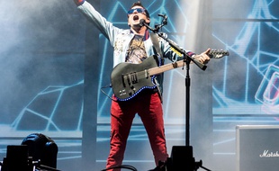 Matt Bellamy, leader de Muse, sur la scène du festival de Leeds en 2017