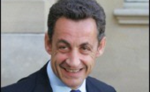 Le ministre de l'Intérieur, Nicolas Sarkozy, s'est rendu mercredi en fin d'après-midi dans l'hôpital marseillais où la jeune femme grièvement brûlée dans l'incendie criminel d'un bus samedi soir lutte contre la mort.