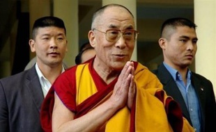 Le dalaï lama, chef spirituel et politique en exil des Tibétains, a demandé mercredi une pression internationale sur Pékin pour arrêter la répression militaire chinoise qui s'intensifie, selon lui, dans les régions de Chine peuplées de Tibétains.