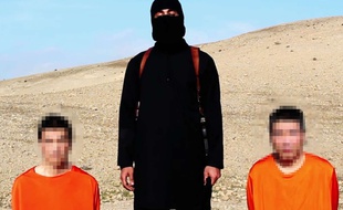 Une photo tirée d'une vidéo montrant les deux otages japonais publiée par Daesh, le 20 janvier 2015