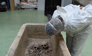 Deux crânes humains ont été retrouvés dans le premier sarcophage.