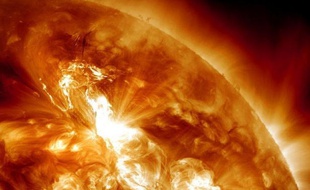 La plus forte éruption solaire depuis 2005 a commencé à frapper la Terre, bombardant notre planète de particules magnétiques qui pourraient perturber les communications par satellite, ont annoncé lundi les autorités américaines.