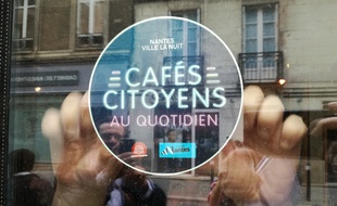 Une vingtaine de bars arborent ce macaron Cafés citoyens à Nantes