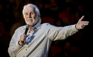 Photo d'archives du 19 mars 2017 montrant le chanteur américain de country Kenny Rogers, lors d'un concert de sa tournée d'adieu, à Austin, Texas.