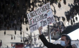 Un manifestant à Marseille lors de l'hommage rendu à Samuel Paty, le 18 octobre 2020.