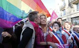 La chef de file des anti-mariage homo Frigide Barjot a annoncé mercredi qu'elle se rendrait à des mariages de couples homosexuels si elle y est invitée, au lendemain du vote de la loi instaurant le mariage pour tous.
