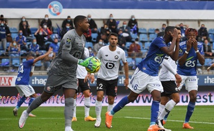 Jean-Eudes Aholou et Mohamed Simakan dépités : le Racing a eu des occasions mais n'a pas marqué ce dimanche contre Lille.
