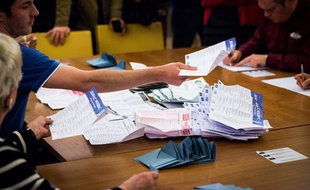 Dépouillement des urnes à Toulouse, le soir du premier tour des municipales, le 23 mars 2014.