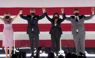 De gauche à droite: Dr Jill Biden, le président des Etats-Unis Joe Biden, la vice-présidente Kamala Harris et son époux, l'avocat Douglas Emhoff