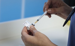 Vaccination : La deuxième injection du vaccin Pfizer peut être retardée dans certains cas, selon des experts de l’OMS (Illustration)