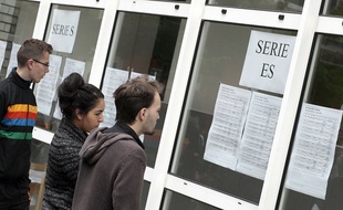 Des lycéens découvrent leurs résultats du bac en 2013