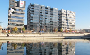 Hikari est un ensemble de trois bâtiments de 12800m2. Il consomme 50% de moins que les normes actuelles.