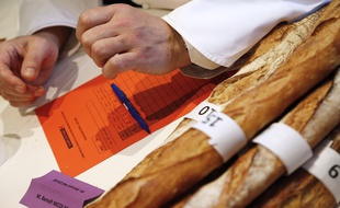 Un des membres du jury, chargé de décerner le Grand Prix de la baguette de Paris, le 17 mars 2016.