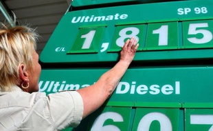 Les prix à la pompe ont reculé globalement de 6 centimes la semaine dernière, suite aux mesures du gouvernement français pour faire baisser le coût des carburants, attestent les relevés hebdomadaires publiés lundi soir par le ministère de l'Ecologie et de l'Energie.