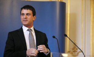 Le ministre de l'Intérieur Manuel Valls a fait part mercredi de l'intérêt des caméras à la boutonnière de l'uniforme des forces de l'ordre, filmant les interpellations, dont l'expérimentation est en cours.