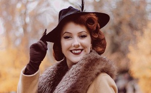 La Lyonnaise Marion Berrou-Drand, alias Dollykitten, est la première Française à avoir été sélectionnée parmi les 12 finalistes du concours de pin-up Viva Las Vegas, qui se tiendra le 20 avril.
