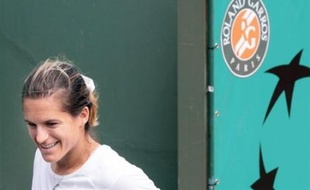Amélie Mauresmo et Marion Bartoli font leur début mardi à Roland-Garros avec un jour de retard à cause de la pluie, un contretemps qui leur aura permis de mieux récupérer de leurs blessures.