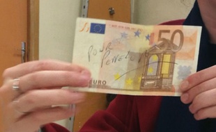 Billet de 50 euros glissé dans une enveloppe dans le 15e arrondissement de Paris.