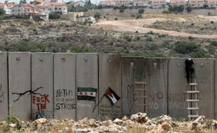 La justice israélienne a demandé au ministère de la Défense de justifier le tracé de la barrière de séparation en Cisjordanie qui menace deux sites emblématiques palestiniens, le village de Battir et la vallée de Crémisan, selon des documents judiciaires obtenus mardi par l'AFP.