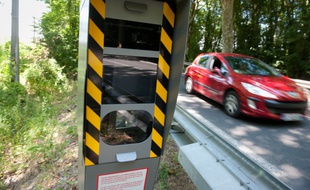 Le radar automatique contrôle la vitesse des automobilistes. (illustration)