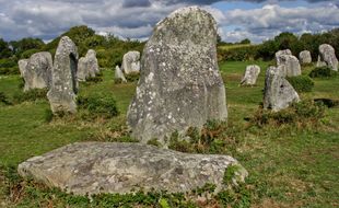 Les menhirs Erdeven dans le Morbihan (illustration)