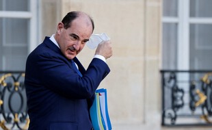 Jean Castex retirant son masque, un geste qu'il a aussi fait en intérieur