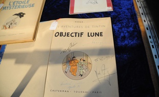 Un exemplaire d'«Objectif Lune» , signé par l'equipage d'Apollo XI.