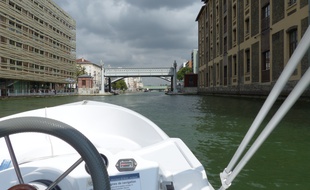 Paris, le 2 septembre 2014, Olivier a lancé avec un associé Marin d'eau douce, un service qui propose aux Parisiens de naviguer sans permis sur le canal de l'Ourcq.