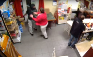 N'écoutant que son courage, la patronne du bar a fait fuir le braqueur.