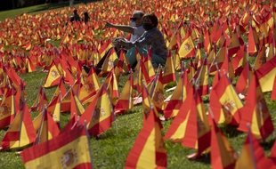 A Madrid, des drapeaux espagnols en hommage aux morts du coronavirus