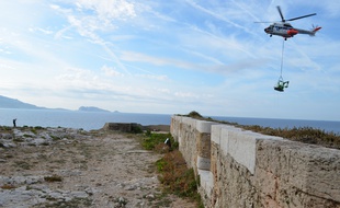 Marseille 15 SEPTEMBRE 2014 l'Inrap mène des fouilles préventives au chateau d'if où le matériel arrive en hélicoptère