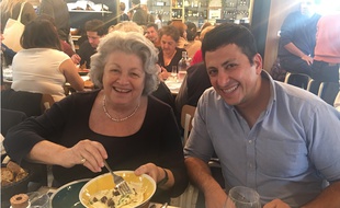 Roberta (à g.) et notre lecteur Khalil C. se partagent une assiette de ravioli