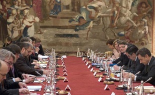 François Fillon a annoncé lundi qu'il avait écrit aux partenaires sociaux pour leur demander d'aboutir à un accord d'ici "deux mois" sur la flexibilité du travail, faute de quoi le gouvernement élaborera un projet de loi qui ne sera toutefois pas examiné avant la présidentielle, en raison du calendrier serré.