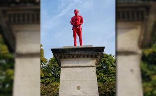 Ce socle place de l'Ile-de-Sein à Paris (14e) n'avait pas accueilli de sculpture depuis 1942. Depuis lundi, «L'Homme à la fleur» de James Colomina s'est invité dessus.