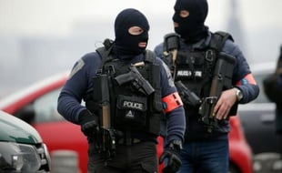 Des policiers devant la chambre du Conseil de Bruxelles, le 24 mars 2016