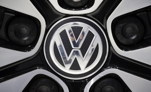 Le premier constructeur automobile européen, l'allemand Volkswagen, va vendre cette année dans le monde jusqu'à 140.000 véhicules de moins que prévu initialement, a indiqué le président de son comité d'entreprise au journal Handelsblatt paru vendredi.