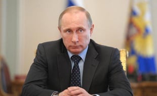 Le président Vladimir Poutine dans la résidence présidentielle de Novo-Ogaryovo en réunion avec des membres de son gouvernement russe autour duen banlieue de Moscou le 9 avril 2014