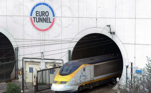 Un Eurostar sort du tunnel sous la Manche dans le nord de la France, le 10 avril 2014