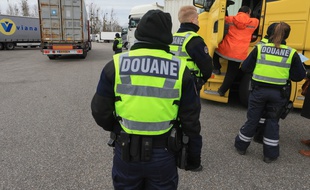Illustration. Contrôles des douanes près de Strasbourg, sur une aire d'autoroute de l'A35. Le 12 mars 2018.