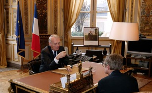 Le ministre français des Affaires étrangères Jean-Marc Ayrault, après sa nomination, à son bureau du Quai d'Orsay, le 12 février 2016 à Paris