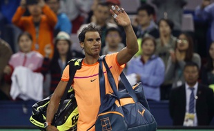 Rafael Nadal quitte le court après sa défaite contre Troicki le 12 octobre 2016.