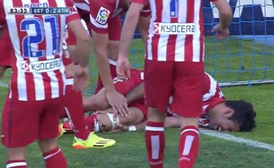 L'attaquant de l'Atletico Madrid Diego Costa se blesse après avoir heurté le poteau de getafe, le 13 avril 2014.