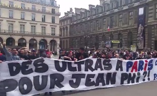 Des ultras du PSG manifestent à paris, le 21 mai 2016.