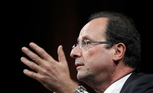 La proposition de François Hollande de bloquer les prix de l'essence et de relancer la TIPP flottante a été rejetée jeudi par le gouvernement et les industriels du pétrole, et accueillie avec circonspection par les associations de consommateurs.