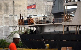 Cuba a confirmé mardi que des armes retrouvées à bord d'un navire nord-coréen arraisonné lundi à Panama lui appartenaient et a indiqué qu'elles devaient être réparées avant de revenir dans l'île, tandis que les autorités panaméennes poursuivaient l'inspection du navire.